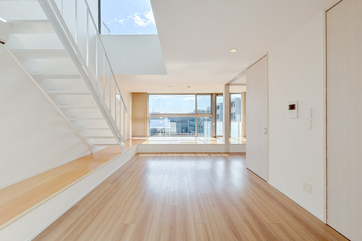 ルーフテラスで日光浴を | 東京、神奈川のヴィンテージマンション・リノベーション賃貸ならガレージ賃貸